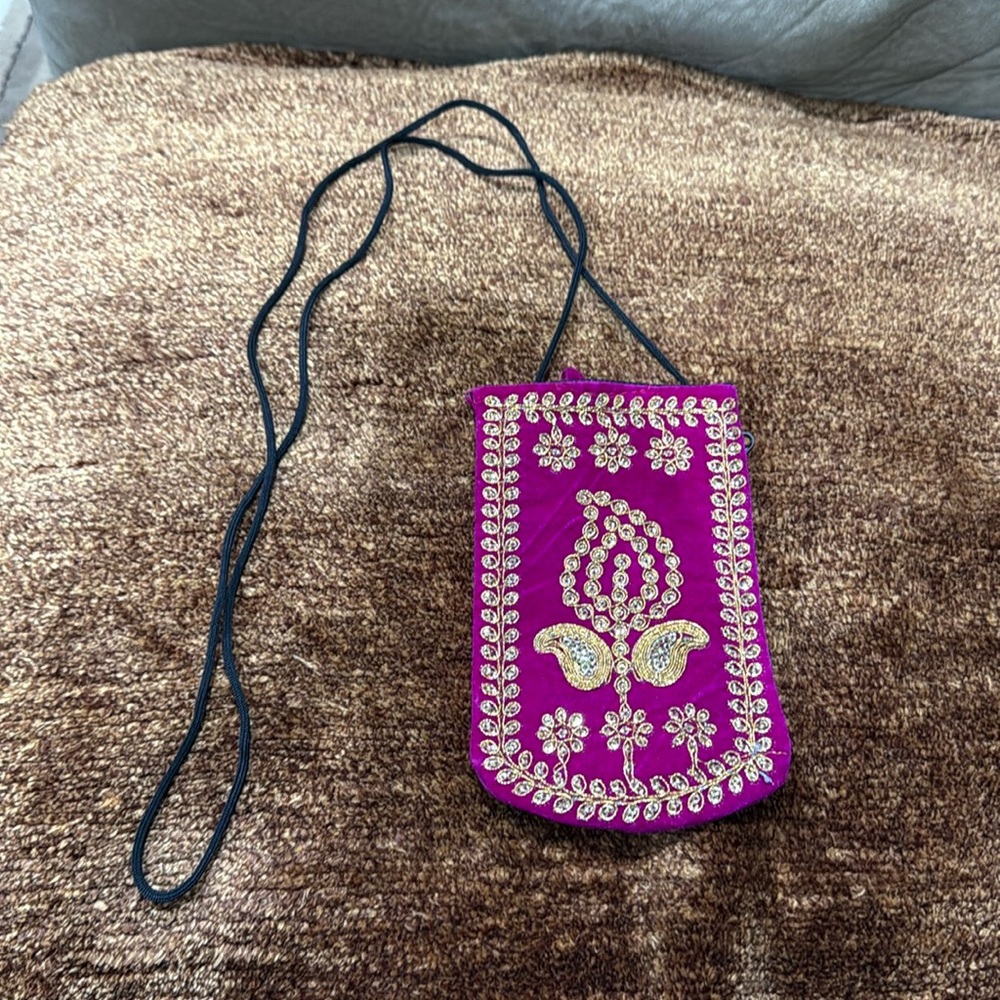 Traditional phone purse